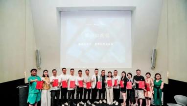 创始人韩萍女士 荣膺华人杰出蜜柚黄色污大师梁景华老师的弟子！